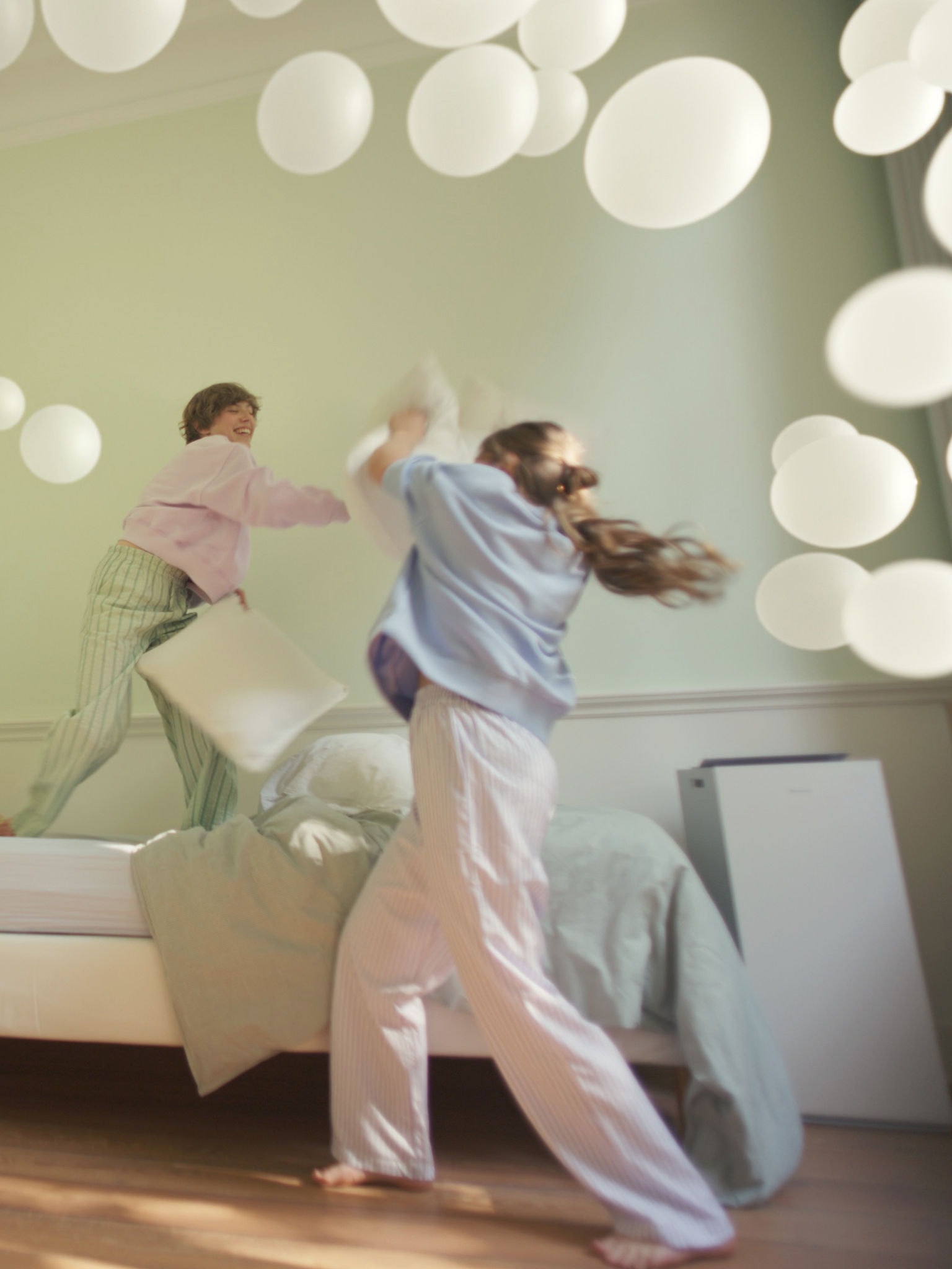 Two girls playing in a bedroom with balanced humidity, supported by Daikin’s air purifier