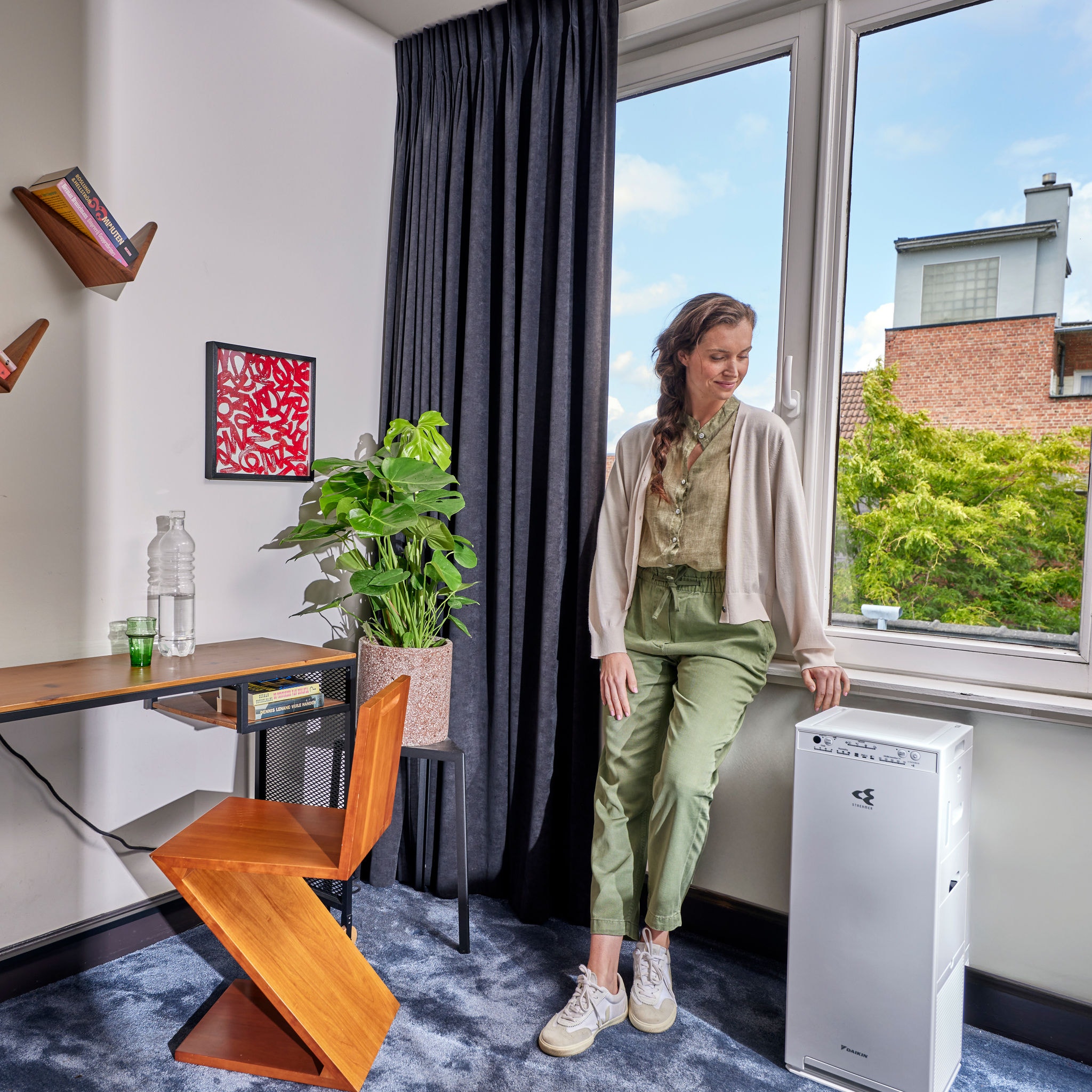 Person surfing to the webshop on a laptop to buy an air purifier