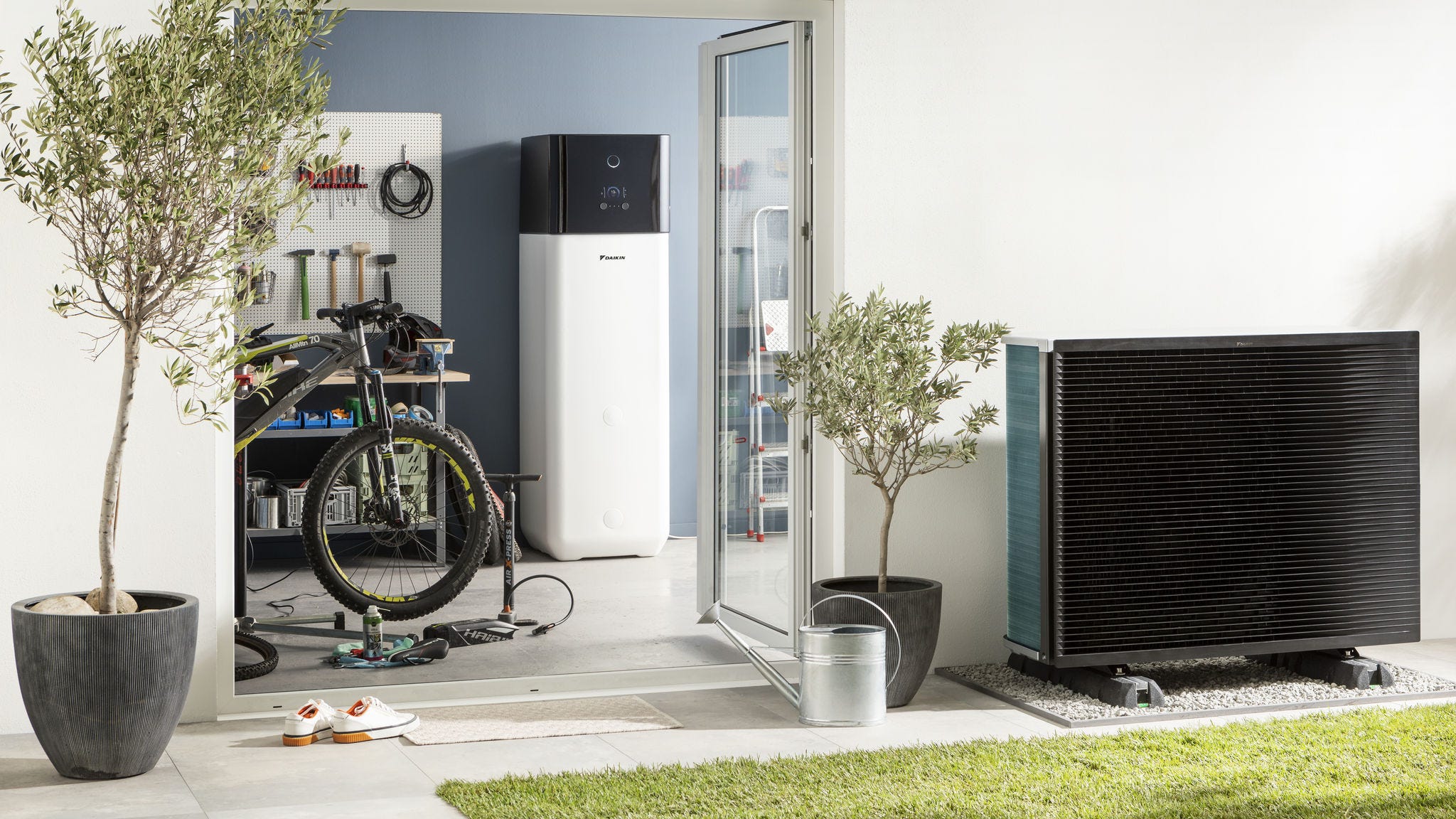 Outdoor and indoor unit of a heat pump system