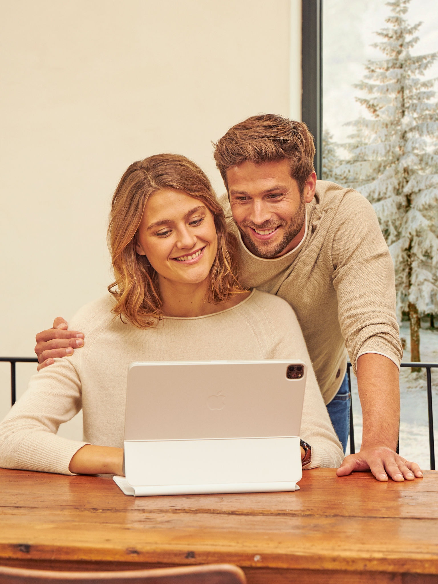 Couple choosing for Daikin Altherma 4's high performance