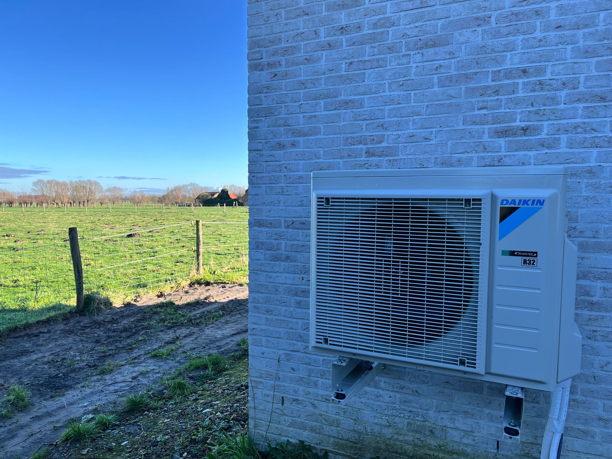 Daikin Altherma 3R outdoor unit, discreetly placed for efficient and quiet home heating
